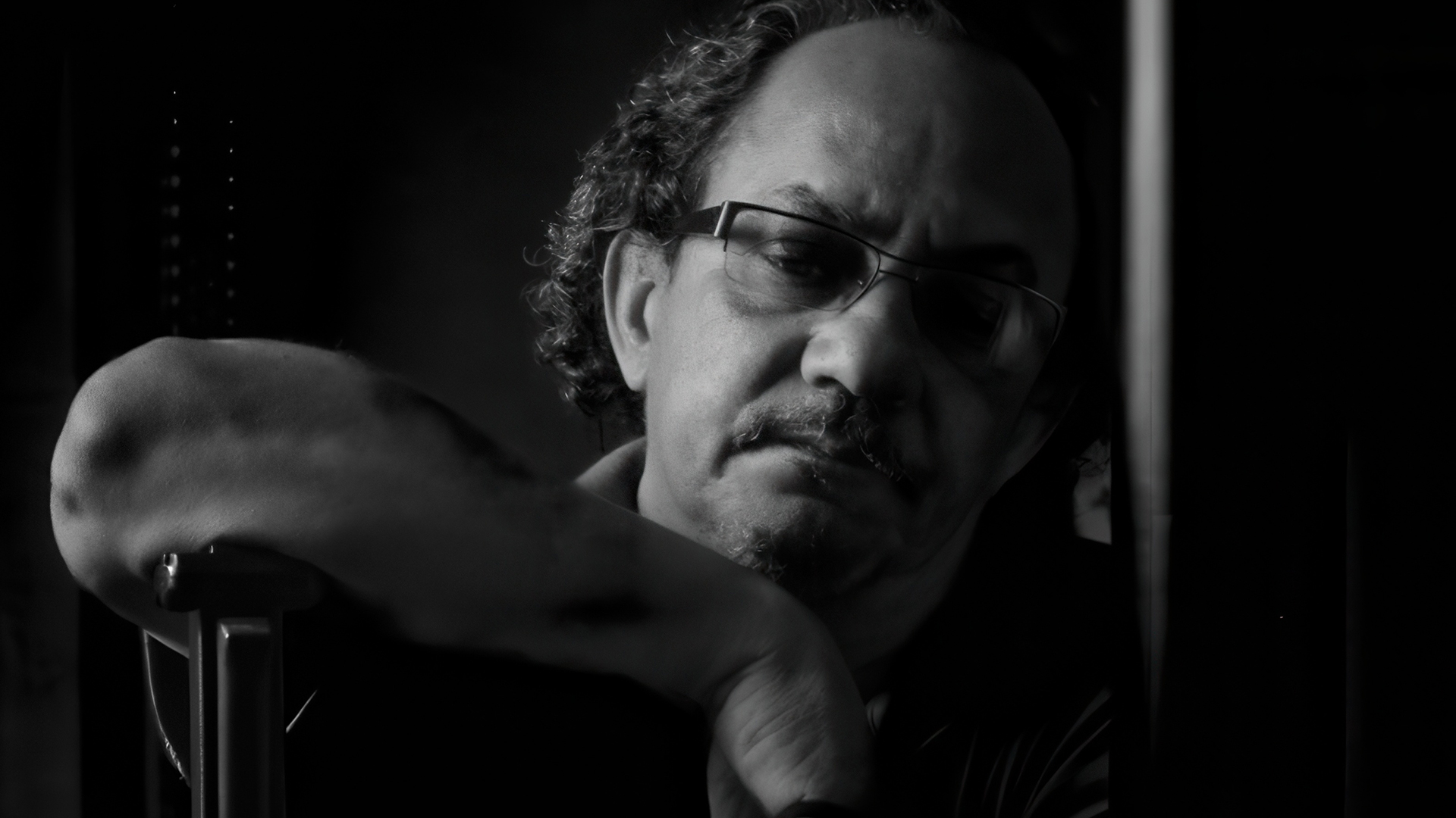 Fotografia em preto e branco do fotógrafo José Silva Pinto em pose reflexiva.